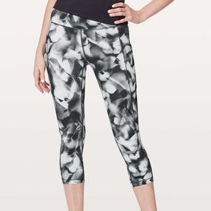 SOLD Lululemon Size 6 Leggings Speed Up Crop Like New